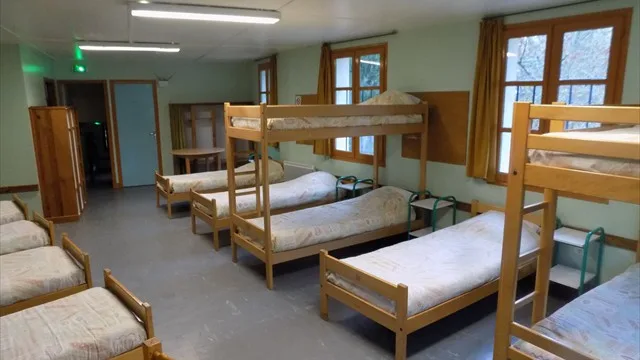 Dortoir lumineux avec lits superposés