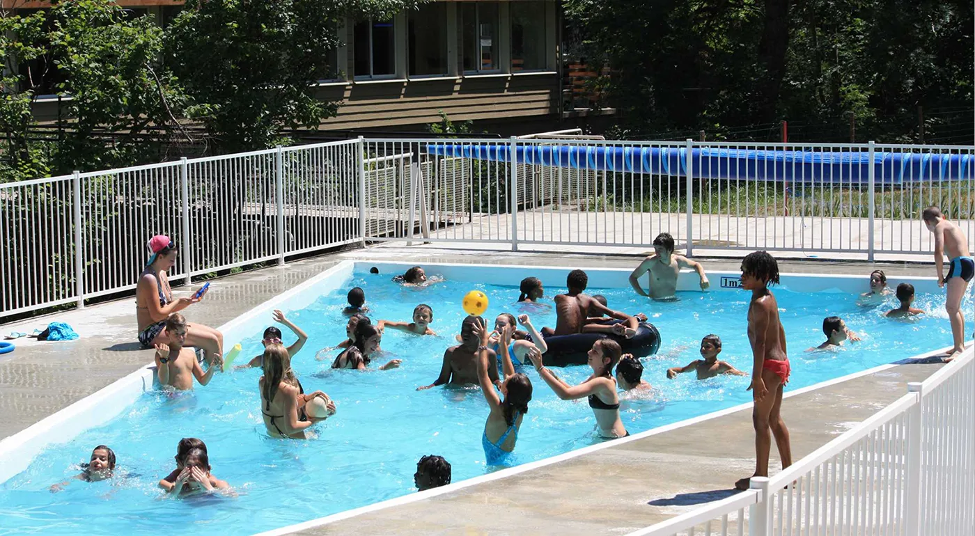 La piscine du Domaine de Moulibez un jour d'été