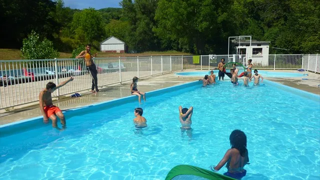 La piscine du domaine en été