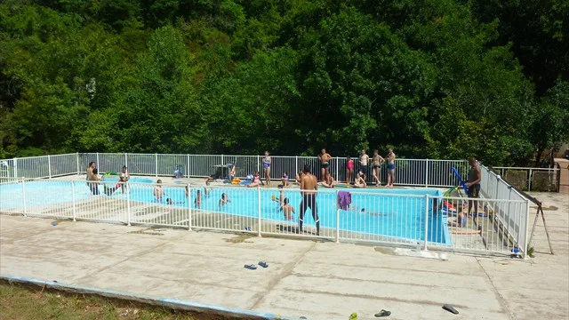 Baignade dans la piscine du domaine