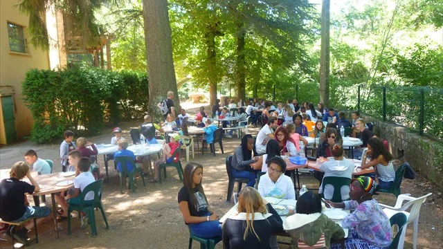 Repas de groupe sous les grands arbres