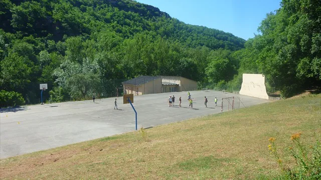 Terrain de sport face à la vallée